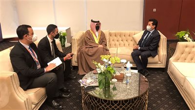 أشرف صبحي يلتقي نظيره البحريني ويشيد بتجربة البحرين في بناء قدرات الشباب