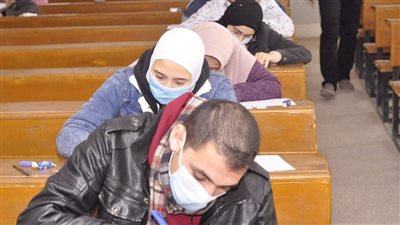 رئيس جامعة المنيا يتفقد امتحانات الحاسبات والمعلومات والصيدلة