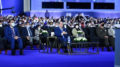 السيسي يشهد حضور جلسة المسؤولية الدولية في إعادة إعمار مناطق الصراعات بمنتدى شباب العالم