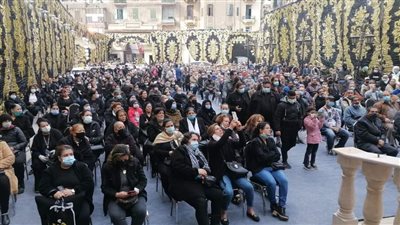 بمشاركة الآلاف من محبيه.. صلوات تجنيز القس مكاري يونان بالكنيسة المرقسية بالأزبكية | صور