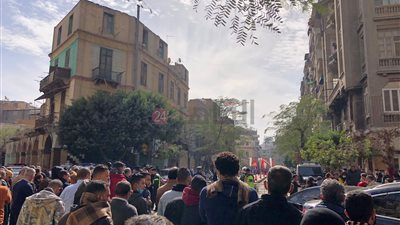 المئات ينتظرون خروج جثمان القس مكاري يونان لوداعه