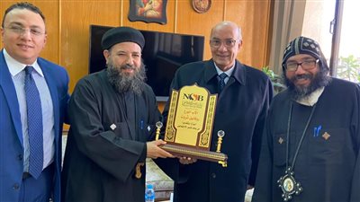 بنك ناصر يكرم البابا تواضروس الثاني بدرع راعي الإنسانية والمسئولية المجتمعية