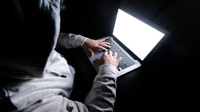 هل يجوز للزوجة مشاهدة الأفلام الإباحية لإمتاع زوجها؟.. الإفتاء ترد