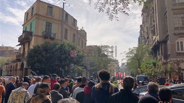  الآلاف ينتظرون خروج