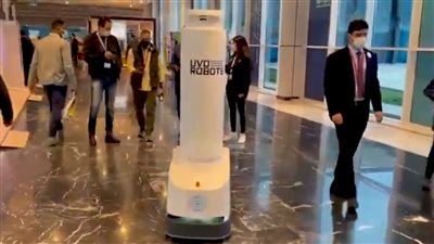 روبوت لتطبيق الإجراءات الاحترازية ضد كورونا يبهر حضور منتدى شباب العالم | فيديو