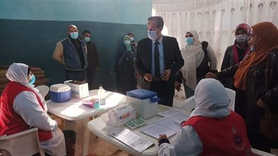 وكيل وزارة الصحة بالقليوبية يتابع سير العمل بمركز اللقاح بشبين القناطر