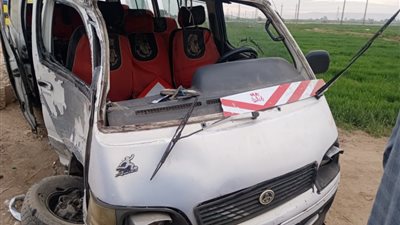 العناية الإلهية تنقذ ركاب ميكروباص بعد اصطدامه بعمود في قنا | صور