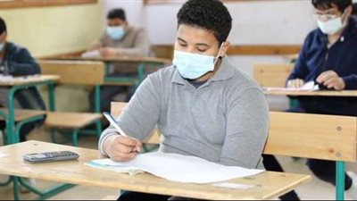 ضبط طالب مفصول يؤدي الامتحان بدلًا من آخر قريبه في سوهاج