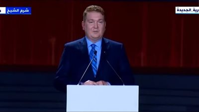 ريس هارفيل يقدم للسيسي شهادة اعتماد الأكاديمية الوطنية للتدريب لمدة 5 سنوات