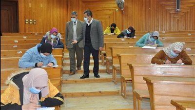 طلاب جامعة كفر الشيخ يؤدون امتحانات الفصل الدراسي الأول