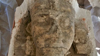 الآثار تعلن اكتشاف أحجار ضخمة لتمثالين ملكيين على هيئة أبو الهول بمنطقة الأقصر | صور