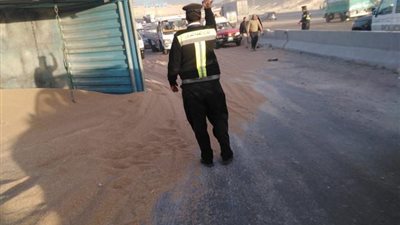 انقلاب سيارة نقل محملة بالقمح على الدائري الأوسطي | صور 