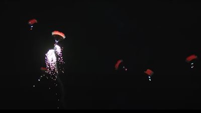 السيسي يشهد عرضا غنائيا بالمظلات وأعلام مصر في ختام منتدى شباب العالم | صور