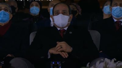 السيسي يبكي متأثرا بحديث إحدى الفتيات خلال حفل ختام منتدى شباب العالم