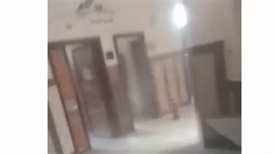 شهامة شاب.. عامل ينجح في السيطرة على حريق بمستشفى العريش قبل انتشاره | فيديو 