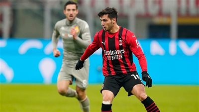 ميلان يفوز على جنوى ويعتلي صدارة الدوري الإيطالي