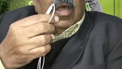 وقعتني في الأرض وضربتني.. فتاة تعتدي علي والدها المسن بلوح زجاج بشبرا| فيديو