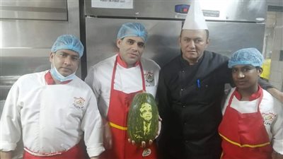 شيف مصري مقيم بالسعودية يودع الإعلامي وائل الإبراشي على طريقته الخاصة| صور