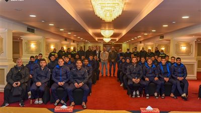 وزير قطاع الأعمال يجتمع بفريق غزل المحلة قبل مواجهة طلائع الجيش │ صور