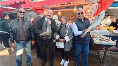 بائع أسماك يخطف قلوب رواد السوشيال ميديا بطريقة عرضه للمأكولات البحرية ببورسعيد | صور وفيديو 