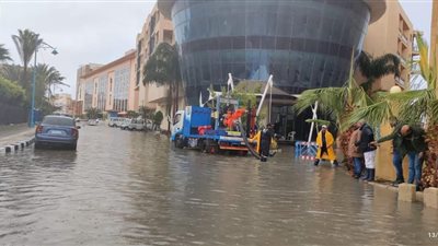 القابضة للمياه تتابع جهود رفع تجمعات الأمطار بجميع أنحاء مطروح