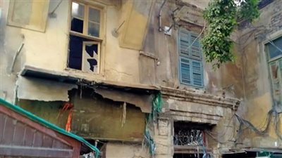 بالتزامن مع نوة الفيضة.. إخلاء سكان عقار بالإسكندرية بعد انهيار أجزاء منه