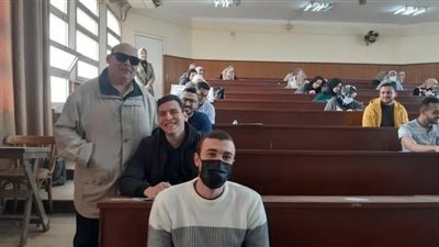 العميد الفرفوش رزق.. عميد كلية التجارة جامعة المنوفية وصوره مع طلابه تسيطر على السوشيال ميديا| صور