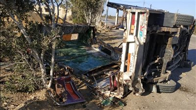 مصرع وإصابة 11 شخصًا في حادثة تصادم سيارتي أجرة بالفيوم | أسماء