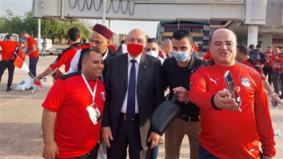 سفير مصر بالكاميرون يستقبل الجماهير المصرية في مطار جاروا | صور