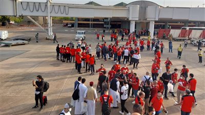 من داخل مطار جاروا.. سفير مصر يستقبل الجماهير قبل مواجهة غينيا بيساو | بث مباشر 