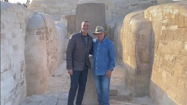 زاهي حواس يلتقي نجم