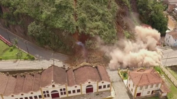 لحظة انهيار القصر