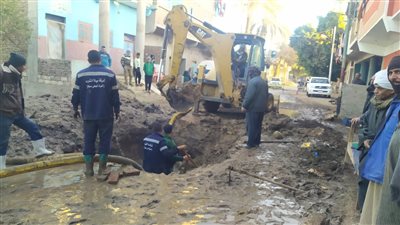 انفجار بأحد الخطوط يتسبب في قطع المياه عن قرية شطورة بسوهاج | صور