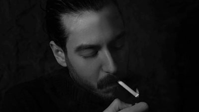 مصور يواجه التدخين في زمن كورونا بـ لقطات إبداعية ببورسعيد | صور 