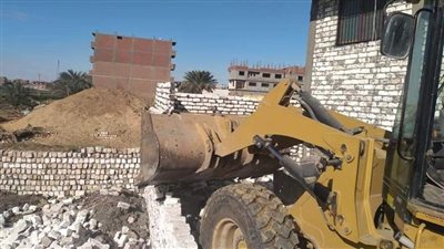 إزالة 4 حالات تعدٍ بالبناء على الأراضي الزراعية بالمنيا