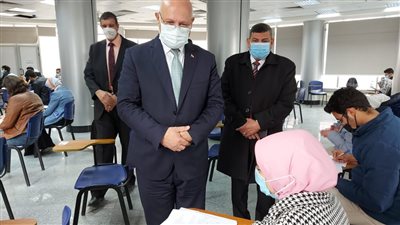 رئيس جامعة بنها يتفقد سير الامتحانات بمقر العبور
