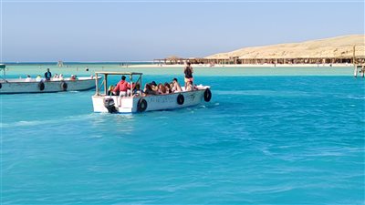 رغم انخفاض درجات الحرارة.. استمرار الرحلات البحرية بشكل طبيعي في الغردقة