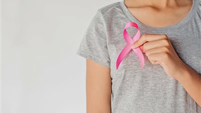 دراسة: ممارسة الرياضة وتجنب الجلوس الطويل على المكتب يقلل من مخاطر سرطان الثدي