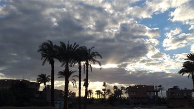 انخفاض شديد في درجات الحرارة وسحب ضبابية تغطي سماء سوهاج | صور