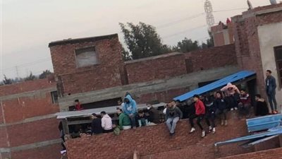 جمهور بيلا يعتلي أسطح المنازل لمؤازرة فريق كرة القدم