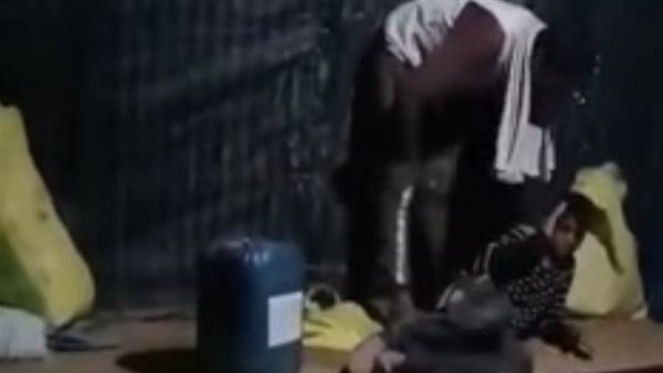 رجل يعذب طفلا لإجباره