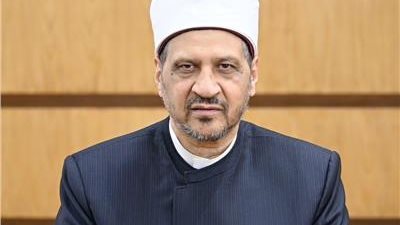 رجل عنده زوجة لا تصلي فماذا يجب عليه تجاهها؟.. مجدي عاشور يجبب 