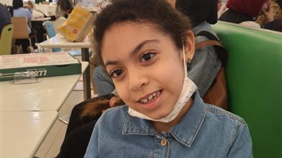 أم تستغيث بالمسؤولين لعلاج ابنتها المصابة بضمور العضلات الشوكي