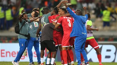 معلق غينيا الاستوائية يحتفل بجنون بعد الفوز على الجزائر بأمم إفريقيا | فيديو