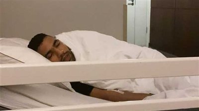 بمساعدة الخطيب.. مؤمن زكريا يسافر إلى إنجلترا لإجراء فحوصات طبية دقيقة | فيديو جراف 