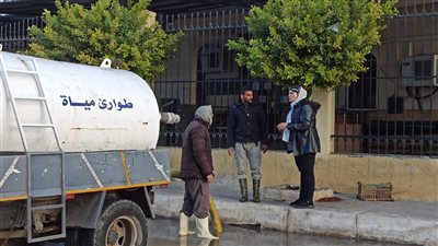 أحياء بورسعيد تواصل جهودها لرفع آثار الأمطار بالشوارع | صور 