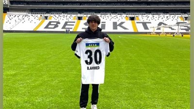 الحبيب أحمد حسن لاعب زد يرتدي قميص بشكتاش التركي