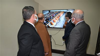 رئيس جامعة الفيوم يُتابع كاميرات المراقبة المركزية خلال امتحانات كلية الطب| صور