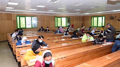 رئيس جامعة سوهاج يتفقد سير امتحانات الفصل الدراسي الأول 2021 -2022 │ صور