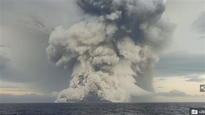  قطع الاتصالات وسماء مغطاة بالرماد وعدد ضحايا غير معروف.. ثوران بركان تونجا يهدد 3 دول